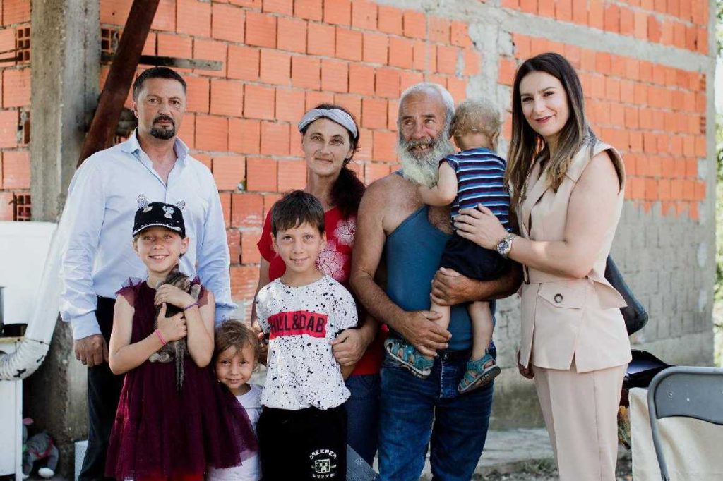 Pomoć: Sedmočlanoj porodici Sarajlić donacija od generalnog direktora TRB-a Slavenka Ristića