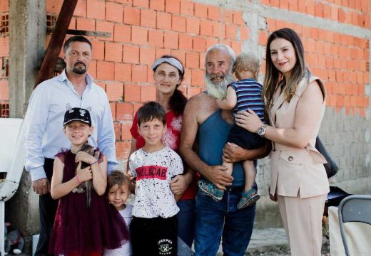 Pomoć: Sedmočlanoj porodici Sarajlić donacija od generalnog direktora TRB-a Slavenka Ristića