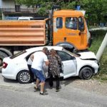 RS: Udes u Laktašima, auto udario u banderu (Foto)
