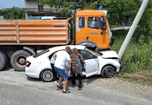 RS: Udes u Laktašima, auto udario u banderu (Foto)