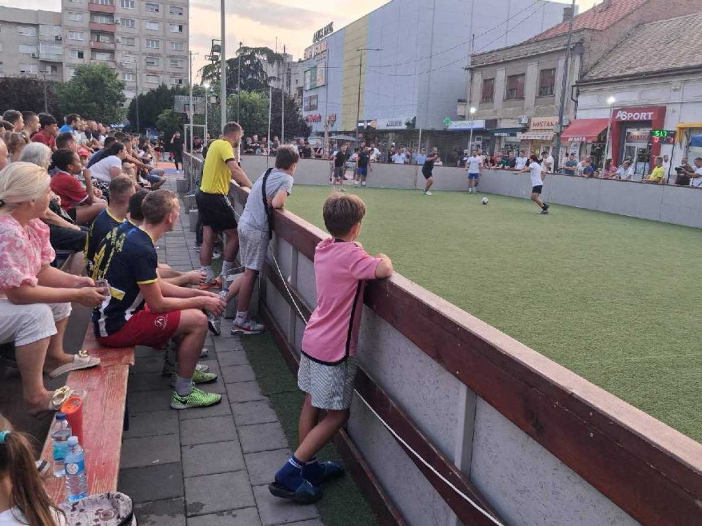 Sportski spektakl na Gradskom trgu: U toku mini fudbalski turnir 3 na 3 (Foto)