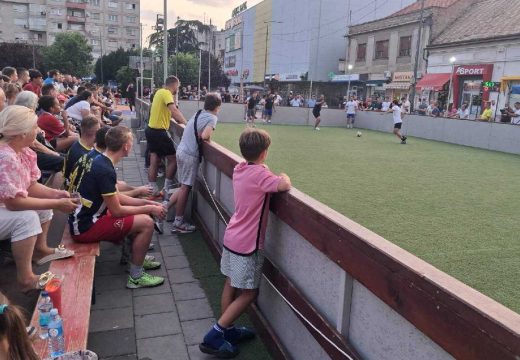 Sportski spektakl na Gradskom trgu: U toku mini fudbalski turnir 3 na 3 (Foto)