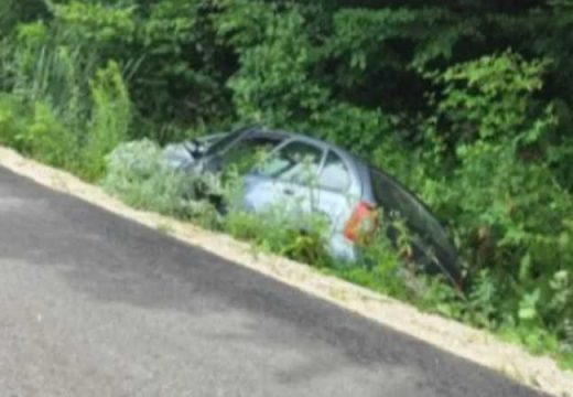Nezgoda na putu Srbac – Derventa: Automobil sletio u kanal (Foto)