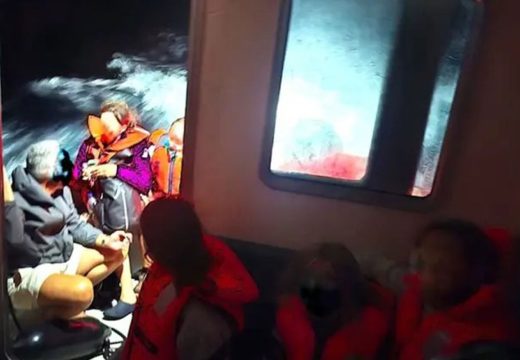Drama kod Hvara: Spašeno 12 ljudi sa nasukane jedrilice