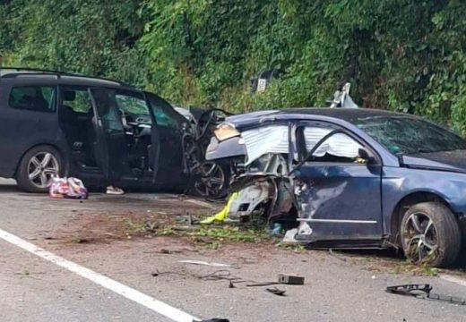 Nesreća kod Zvornika: Tri osobe povrijeđene u stravičnom sudaru dva vozila