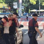 Osumnjičeni za ubistva se skidao i pravio haos u sudnici: “Đe su mi brat i majka?”
