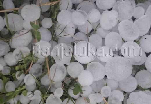 Snažno nevrijeme u BiH: Padao led veličine oraha (Foto)