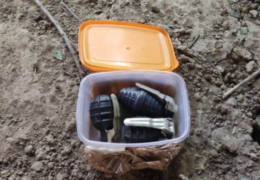 Izbjegnuta tragedija: Djeca u Brčkom tokom igre pronašla tri ručne bombe