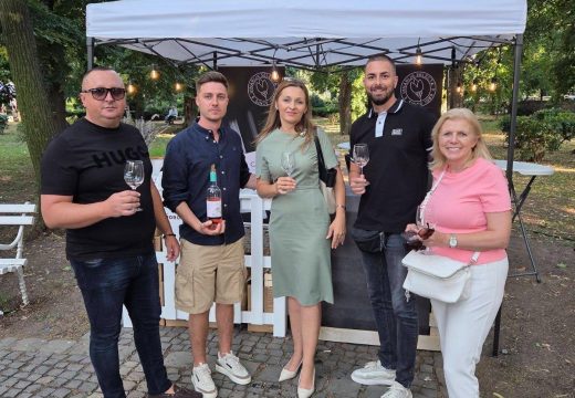 Jednom od najznačajnijih regionalnih festivala: TO Grada Bijeljina predstavila turističke potencijale grada na jubilarnom VinoFestu u Vršcu