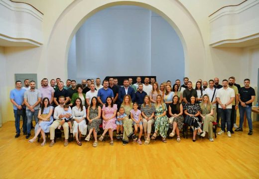 Bijeljina: Potpisani ugovori za subvencije 48 mladih porodica