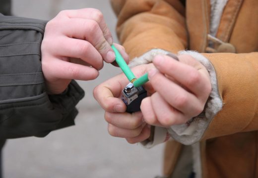 Trenutak nepažnje: Mladiću (22) petarda eksplodirala u ruci