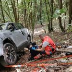 Drama u Hrvatskoj: Auto s pet osoba visio iznad provalije, djecu prevezao helikopter