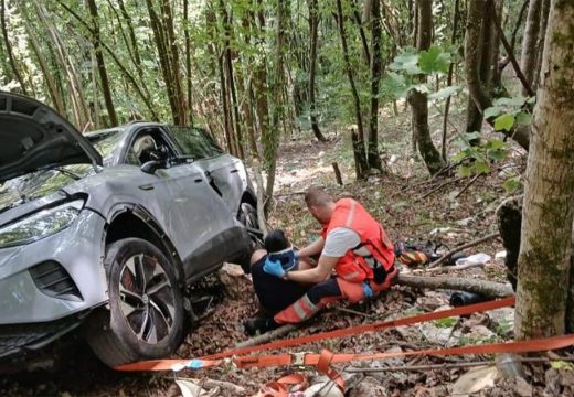 Drama u Hrvatskoj: Auto s pet osoba visio iznad provalije, djecu prevezao helikopter