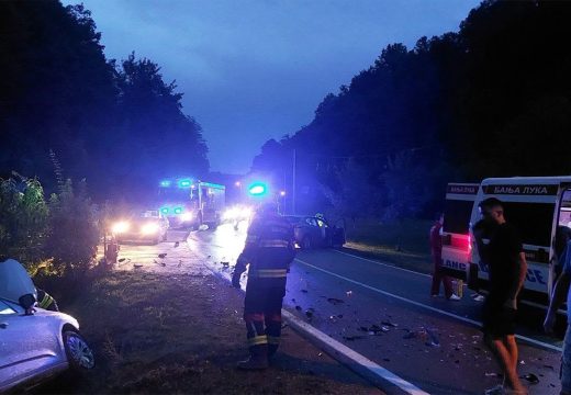 Težak udes kod Banjaluke: Auto u kanalu, Hitna na terenu (Foto)