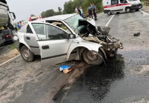 Saobraćaj potpuno obustavljen zbog nezgode: Jedna osoba povrijeđena