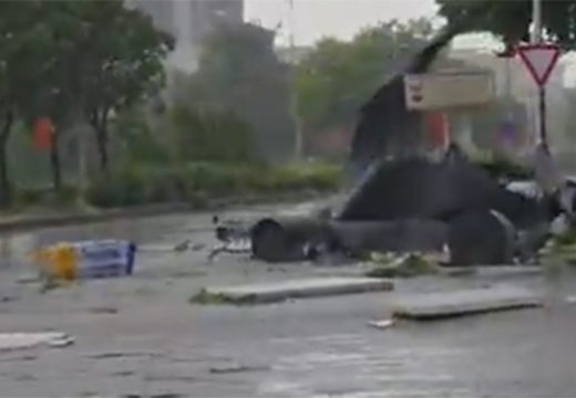 Nevrijeme pogodilo i Skoplje: Nevjerovatni snimci orkanskog vjetra koji ruši sve pred sobom (Video)