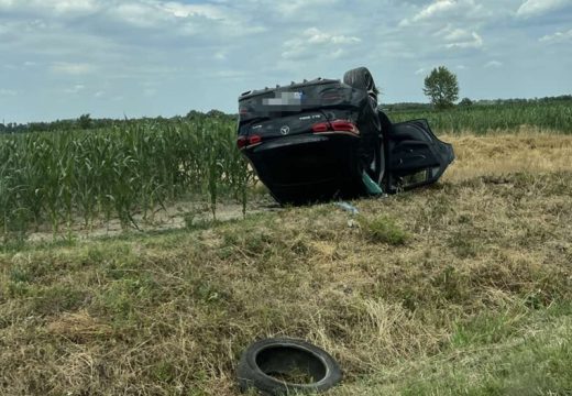 Udes kod Bijeljine: Mercedes završio na krovu među kukuruzima