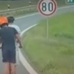 Uznemirujući snimak iz Srbije: Dječaci na trotinetu jurili auto-putem (Video)