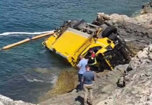 Drama na Jadranu: Kamion pao u more, kupači skakali u vodu (Video)