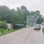 Vozači oprez: Kamion sletio u kanal, policija na terenu