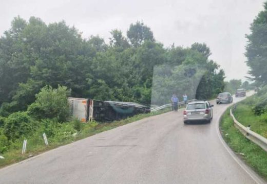 Vozači oprez: Kamion sletio u kanal, policija na terenu