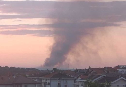 Vatrogasci spriječili katastrofu: Veliki požar kod Modriče progutao polje pšenice