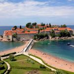 Drama na Svetom Stefanu: Protest mještana završio probijanjem kapije i ulaskom u kompleks