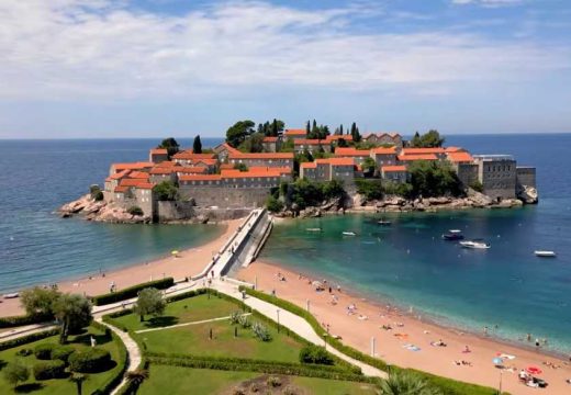 Drama na Svetom Stefanu: Protest mještana završio probijanjem kapije i ulaskom u kompleks