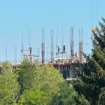 Radnici na gradilištu i po nedjeljnoj vrućini: Da li se poštuju propisi zaštite na radu?