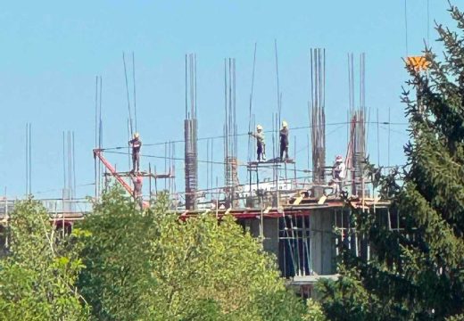 Radnici na gradilištu i po nedjeljnoj vrućini: Da li se poštuju propisi zaštite na radu?