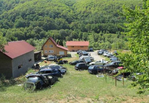 Policijska akcija u Foči: Pretresli auto-otpad, zaplijenili 11 vozila (Foto)