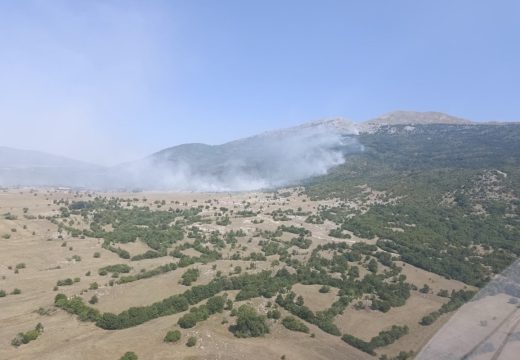 Nakon Konjica: Helikopter MUP-a RS gasi požar kod Nevesinja (Video)