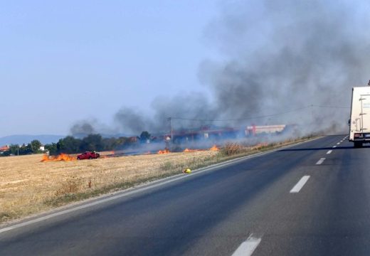 Vozači oprez: Požar na obilaznici oko Bijeljine, na terenu vatrogasci