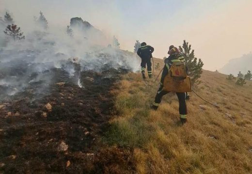 Požar iz BiH prešao na hrvatsku stranu Dinare: Na terenu vatrogasci, vojska i dva kanadera