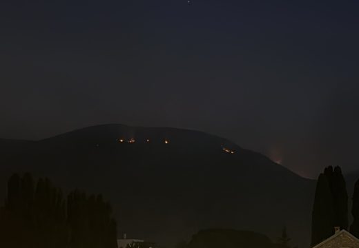 Požar oko Trebinja ne jenjava: Vatra okružila sela, spasa još nema
