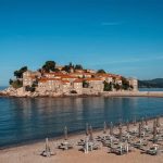 Papreno ljetovanje u Crnoj Gori: Ležaljke i suncobran na Kraljevoj plaži koštaju 240 evra