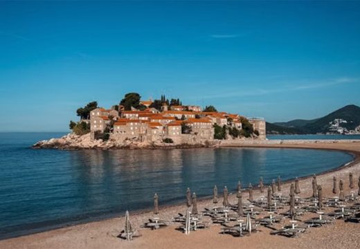 Papreno ljetovanje u Crnoj Gori: Ležaljke i suncobran na Kraljevoj plaži koštaju 240 evra