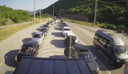 Kolaps na granicama: Kilometarske KOLONE NA IZLAZU IZ BiH, saobraćaj obustavljen na više dionica