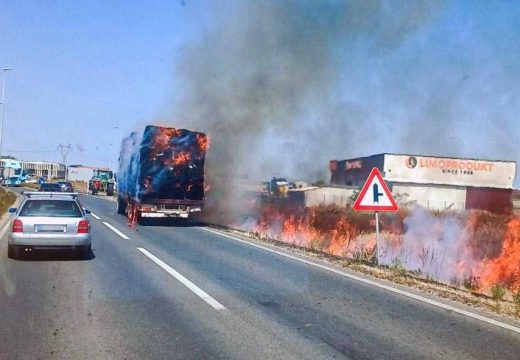 Bijeljina: Gorio traktor koji je prevozio sijeno