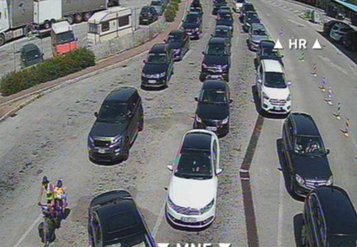 Čekanje i do 28 sati na granici: Mještani dijele vodu putnicima u koloni