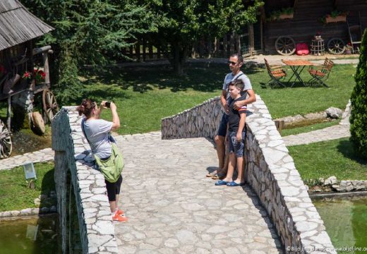 STIŽE 100 KM ZA ODMOR: Vlada Srpske donijela odluku, evo ko ima pravo na turistički vaučer