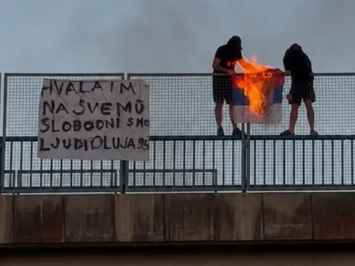 zapaljena srpska zastava