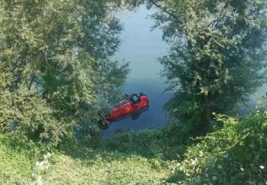 RS: Vozilo Civilne zaštite izvučeno iz Drine