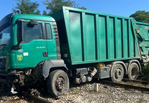 Sarajevo: Otkazani svi vozovi, kamion završio na šinama u Semizovcu