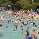 NEMA SE GDJE STAVITI PEŠKIR: Plaže u Makarskoj prepune turista, početak avgusta donio gužve na Jadranu