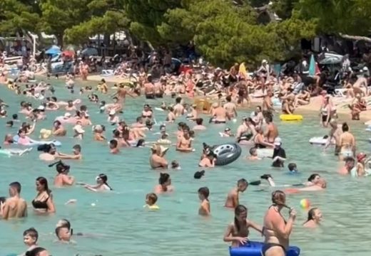 NEMA SE GDJE STAVITI PEŠKIR: Plaže u Makarskoj prepune turista, početak avgusta donio gužve na Jadranu