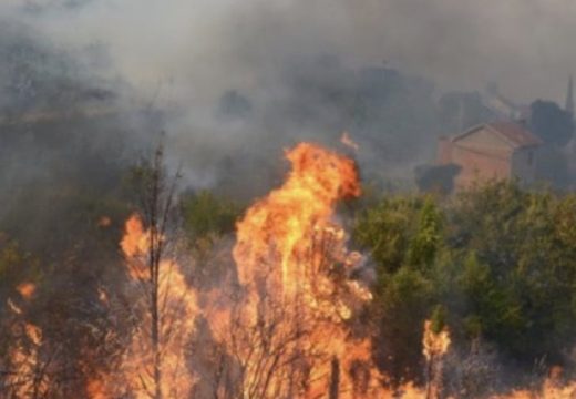 Nevesinje pod udarom požara: Vatra se približila kućama, teren nepristupačan