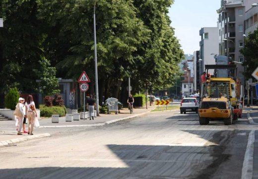 Vozači, oprez: Magla, odroni i brojni radovi usporavaju saobraćaj širom Srpske