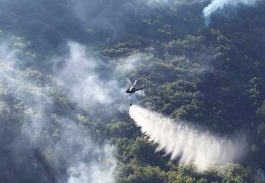 Dramatično kod Konjica: Vatra na 30 metara od kuća, u akciji tri helikoptera (VIDEO)