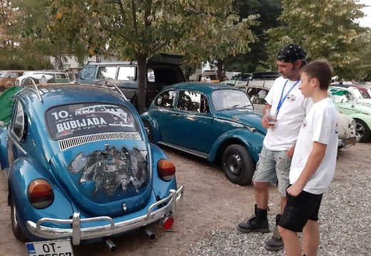„Bijeljinska Bubijada“ slavi jubilej: Danas defile i izložba „buba“ u centru grada